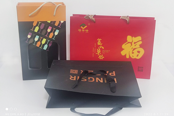 手提袋印刷體現(xiàn)了企業(yè)對商品發(fā)展趨勢、廣告效果的實用產(chǎn)品